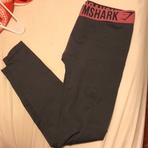 Gym shark leggings